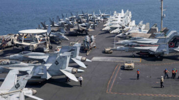 İran: ABD'nin u&ccedil;ak gemisi ağır hasar aldı