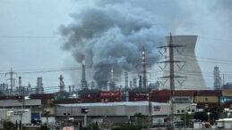 İran, Bir Petrol Rafinerisini Daha Vurdu