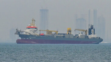 İran, H&uuml;rm&uuml;z Boğazı&rsquo;nda Bir Petrol Tankerini Daha Vurdu