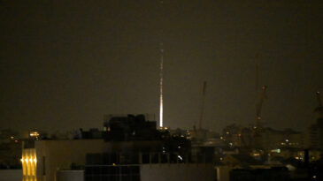 İran, İsrail'i ağır savaş başlığı taşıyan f&uuml;zelerle vurdu