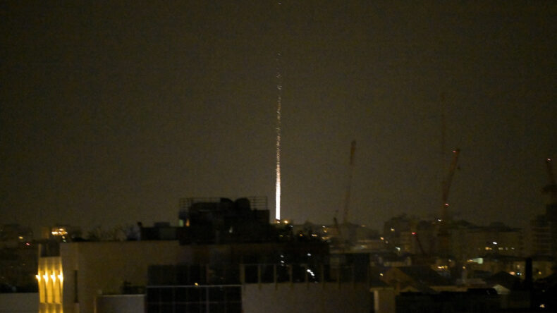 İran, İsrail'i ağır savaş başlığı taşıyan f&uuml;zelerle vurdu