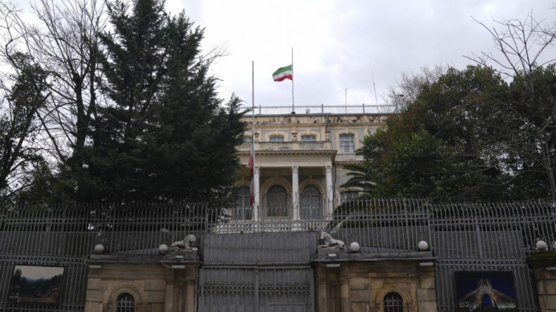 İran Konsolosluğu'nda Bayraklar Yarıya İndirildi