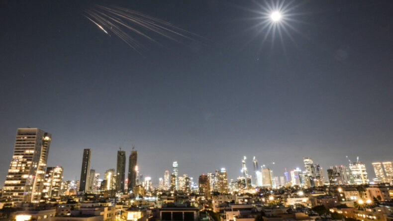 İran Tel Aviv'i F&uuml;zelerle Vurdu