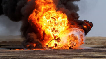 İran'dan gaz ve petrol&uuml; ateşe verme tehdidi