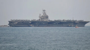 İran'dan yeni iddia: Abraham Lincoln'u 4 f&uuml;zeyle vurduk