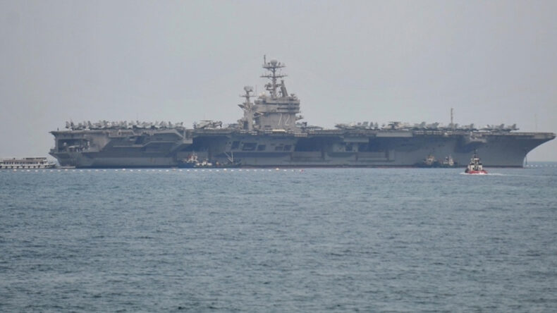 İran'dan yeni iddia: Abraham Lincoln'u 4 f&uuml;zeyle vurduk