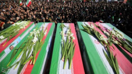 İranlılar &uuml;st d&uuml;zey ismi son yolculuğuna uğurladı