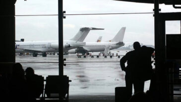 İsrail, kapattığı hava sahasını kademeli olarak a&ccedil;ma kararı aldı