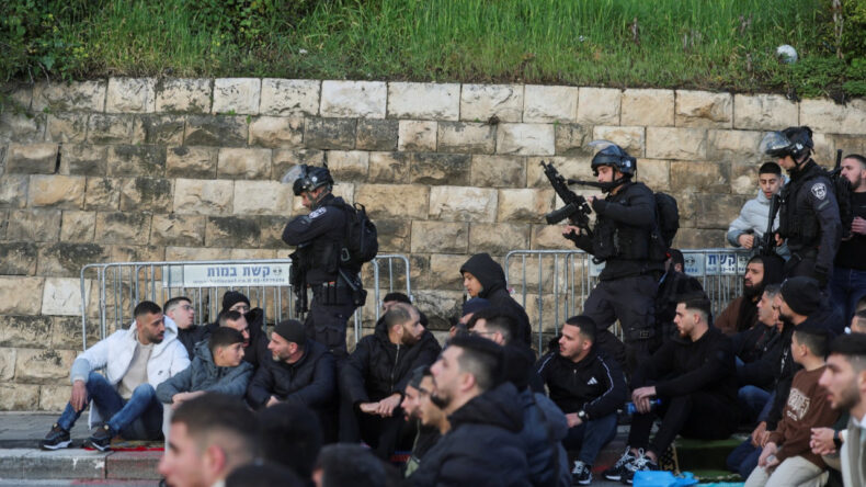 İsrail, Mescid-i Aksa &ccedil;evresinde namaz kılmak isteyenlere saldırdı