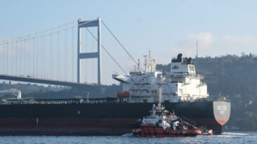 İstanbul Boğazı'nda Gemi Trafiği &Ccedil;ift Y&ouml;nl&uuml; Kapatıldı
