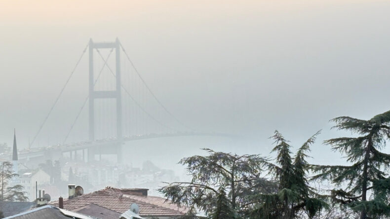 İstanbul Boğazı&rsquo;nda Yoğun Sis: G&ouml;r&uuml;ş Mesafesi D&uuml;şt&uuml;