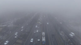 İstanbul g&uuml;ne sisle başladı: Hali&ccedil; K&ouml;pr&uuml;s&uuml; kayboldu