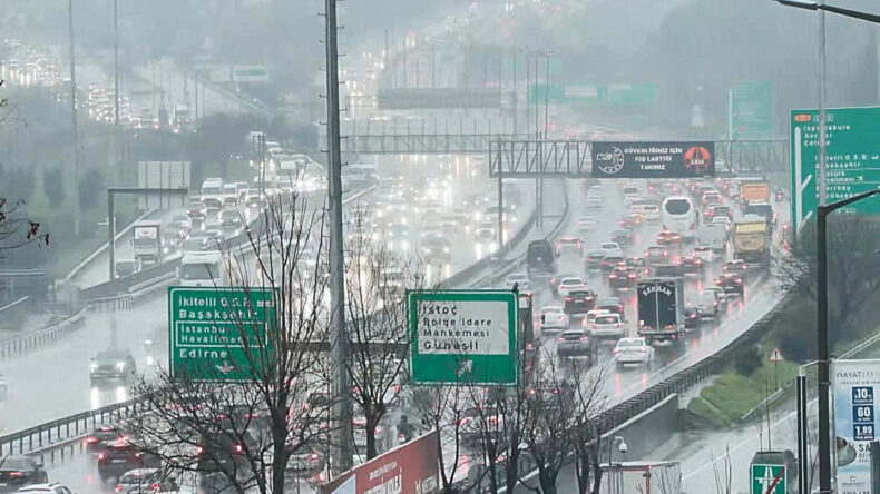 İstanbul i&ccedil;in İBB&rsquo;den kritik uyarı: Zorunlu olmadık&ccedil;a trafiğe &ccedil;ıkmayın