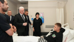 İstanbul Valisi, &Ccedil;ekmek&ouml;y&rsquo;de lisede bı&ccedil;aklanan &ouml;ğrenciyi ziyaret etti