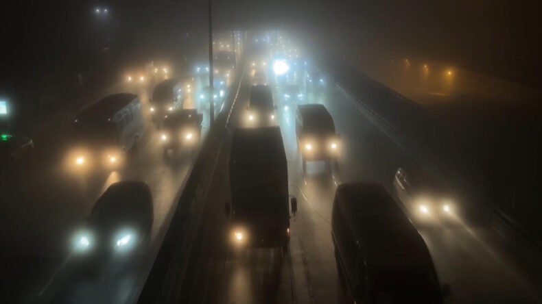 İstanbul'da sis etkili oluyor: G&ouml;r&uuml;ş mesafesi d&uuml;şt&uuml;, trafik tıkandı