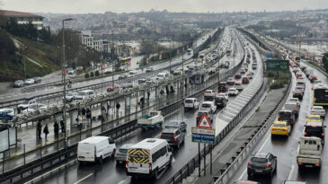 İstanbul'da Trafik Yoğunluğu Yaşanıyor