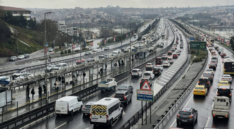 İstanbul'da Trafik Yoğunluğu Yaşanıyor