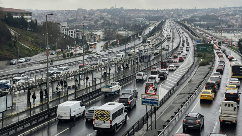 İstanbul'da Trafik Yoğunluğu Yaşanıyor