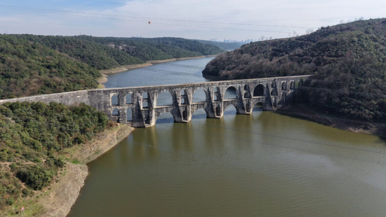 İstanbul&rsquo;da barajlardan sevindiren g&ouml;r&uuml;nt&uuml;: Tarihi kemer yeniden su altında