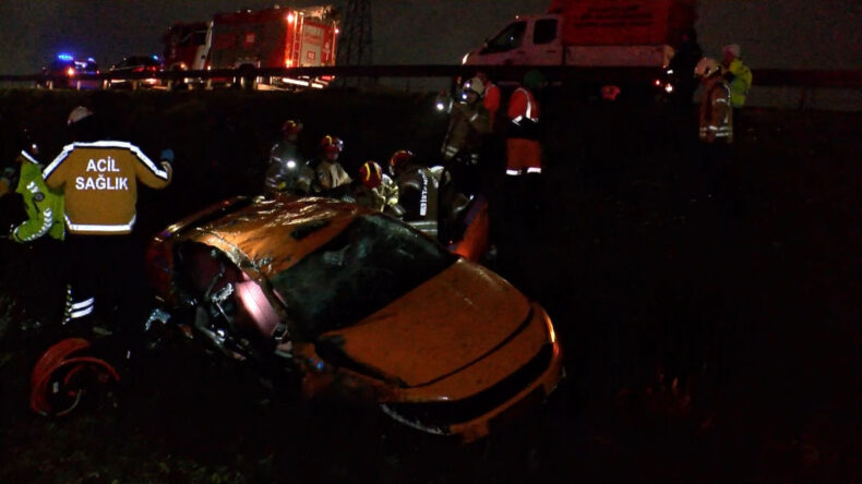 İstanbul&rsquo;da sabah saatlerinde facia: Taksi su kanalına u&ccedil;tu, 3 &ouml;l&uuml;