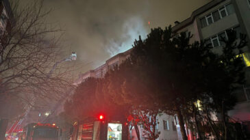 İstanbul&rsquo;da siteyi ayağa kaldıran yangın: &Ccedil;atı katından dumanlar y&uuml;kseldi