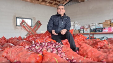 İsyan etti: 4 TL'ye almak istiyorlar, satamazsak &ccedil;&ouml;pe atacağız