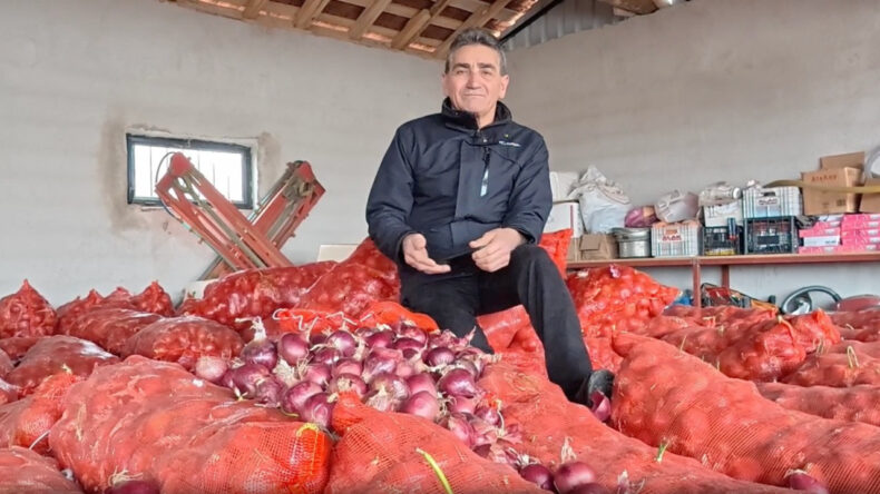 İsyan etti: 4 TL'ye almak istiyorlar, satamazsak &ccedil;&ouml;pe atacağız