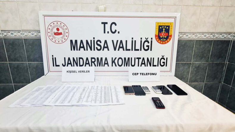 Jandarma durdurdu, &uuml;zerlerinden binlerce kişinin verisi &ccedil;ıktı