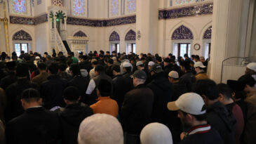 Japonya'da dikkat &ccedil;eken g&ouml;r&uuml;nt&uuml;ler: Bayram namazı beş kez kılındı