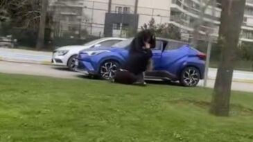 Kadın s&uuml;r&uuml;c&uuml;ler trafikte sa&ccedil; sa&ccedil;a baş başa kavga etti