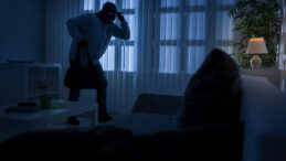 Kadını ve bakıcısını bağlayıp kasayı soydular