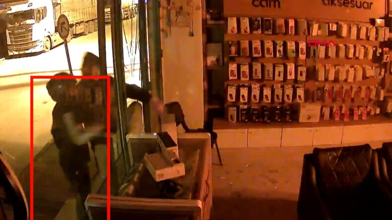 Kaldırım taşıyla vitrin kırıp elektronik &uuml;r&uuml;n &ccedil;alan 2 ş&uuml;pheli tutuklandı