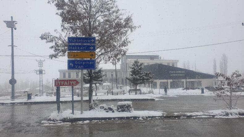 Kar Kalınlığı 15 Santimetreye Ulaştı: Yollar Kapandı