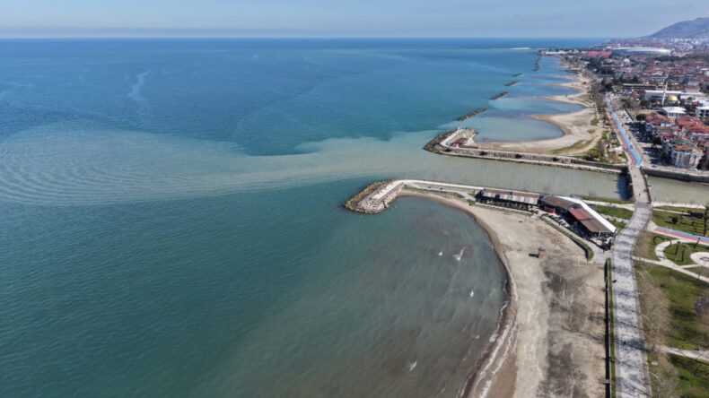 Kar suları denizin rengini değiştirdi