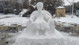 Karı Sanata D&ouml;n&uuml;şt&uuml;rd&uuml;: 3 Saatte Kardan Padişah Yaptı