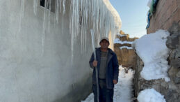 Kars eksi 15'i g&ouml;rd&uuml;: &Ccedil;atılarda 3 metrelik buz sarkıtları oluştu