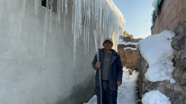 Kars eksi 15'i g&ouml;rd&uuml;: &Ccedil;atılarda 3 metrelik buz sarkıtları oluştu