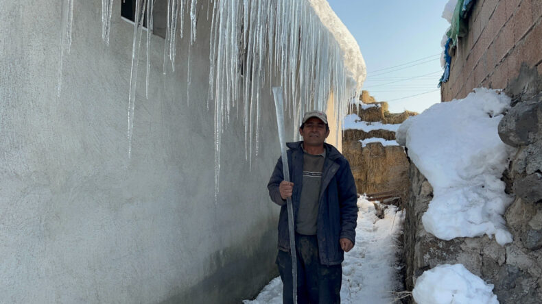 Kars eksi 15'i gördü: Çatılarda 3 metrelik buz sarkıtları oluştu