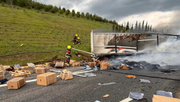 Karşı Şeride Ge&ccedil;en TIR Alev Aldı: 2 Yaralı