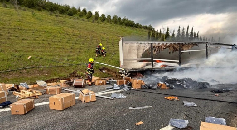 Karşı Şeride Ge&ccedil;en TIR Alev Aldı: 2 Yaralı