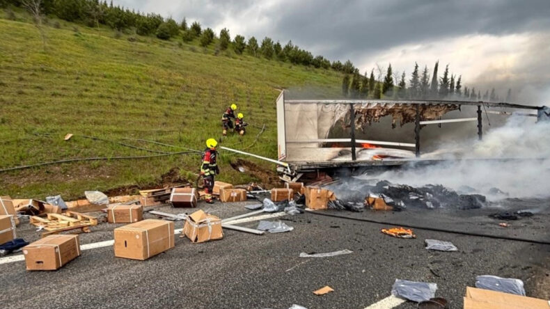 Karşı Şeride Geçen TIR Alev Aldı: 2 Yaralı