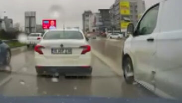 Kaynak&ccedil;ılar Yol Vermek İstemeyen S&uuml;r&uuml;c&uuml;ye Saldırdı