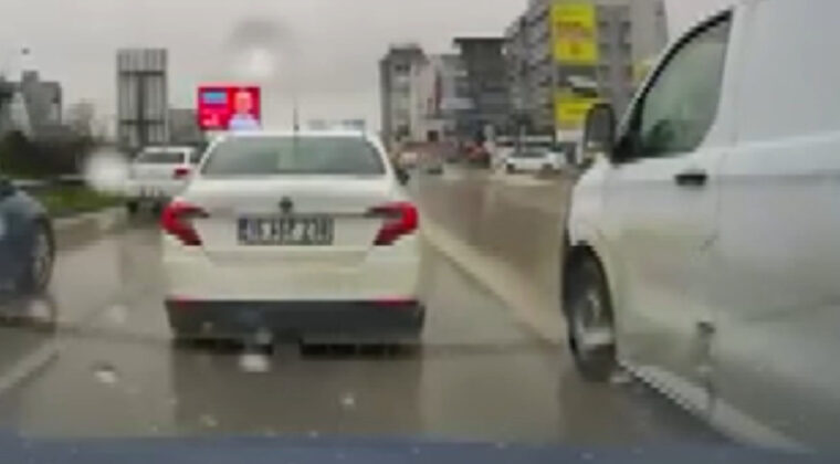 Kaynak&ccedil;ılar Yol Vermek İstemeyen S&uuml;r&uuml;c&uuml;ye Saldırdı