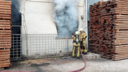 Kereste Deposunda Yangın: S&ouml;nd&uuml;rmeye &Ccedil;alışan İş Yeri Sahibi Yaralandı