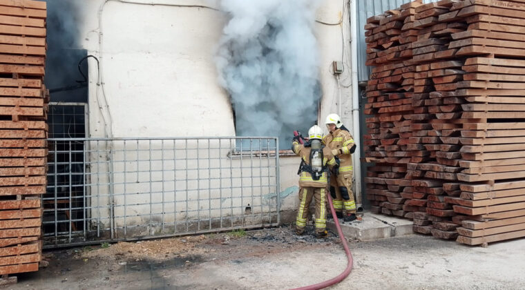 Kereste Deposunda Yangın: S&ouml;nd&uuml;rmeye &Ccedil;alışan İş Yeri Sahibi Yaralandı