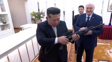 Kim Jong-un'a Belarus liderinden hediye t&uuml;fek