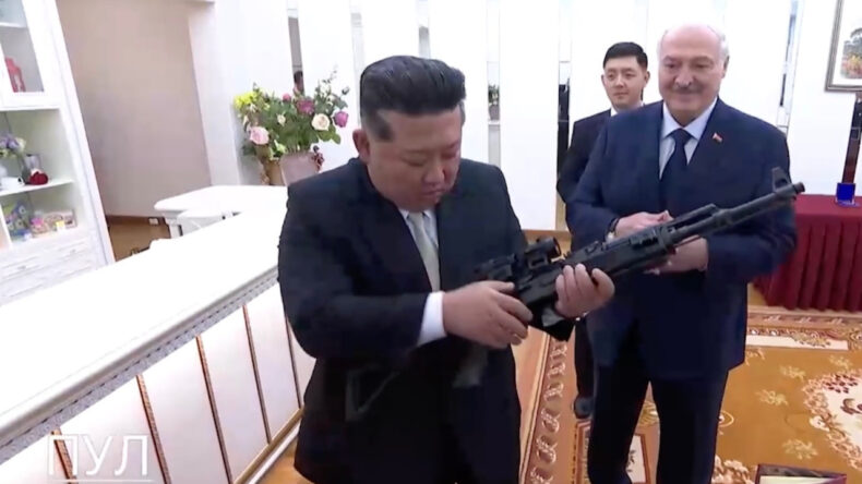 Kim Jong-un'a Belarus liderinden hediye t&uuml;fek