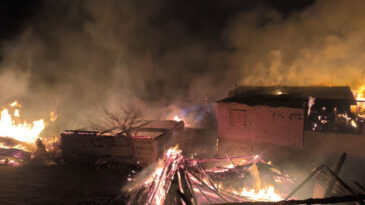 Kıvılcım k&ouml;y&uuml; yaktı: 4 ev ve 8 samanlık k&uuml;l oldu