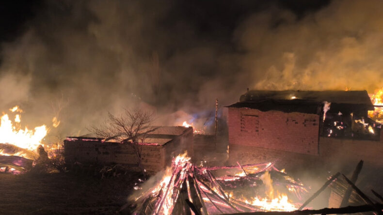 Kıvılcım k&ouml;y&uuml; yaktı: 4 ev ve 8 samanlık k&uuml;l oldu