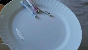 Kokain &Ccedil;ekerken Polis Bastı, Pencereden Atladı